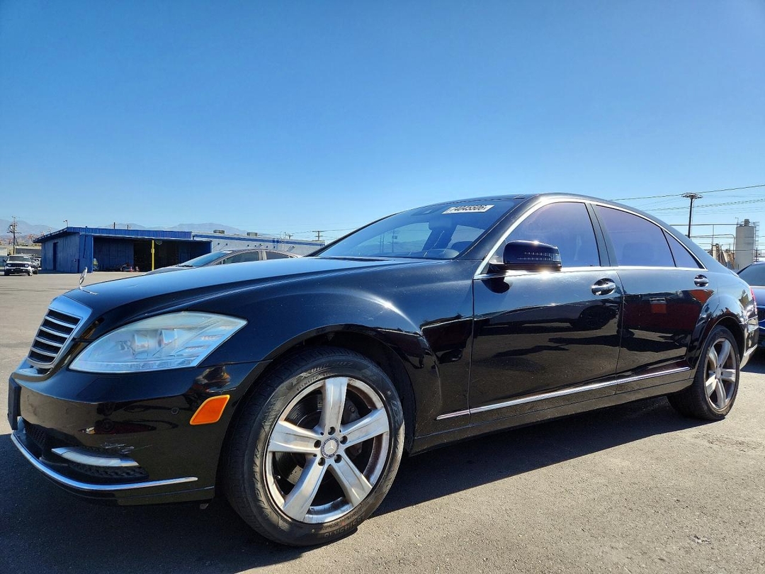 Vue de 2010 MERCEDES-BENZ S 550, angle 1