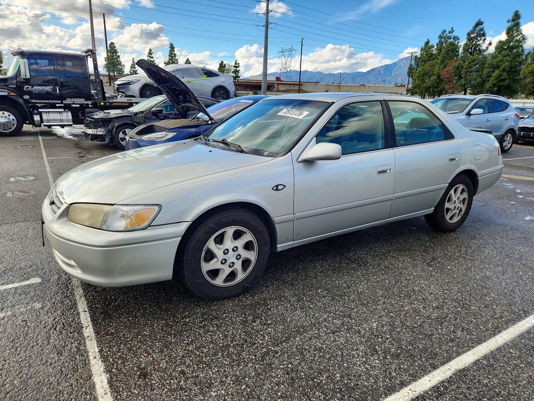 Vue de 2000 TOYOTA CAMRY LE, angle 1