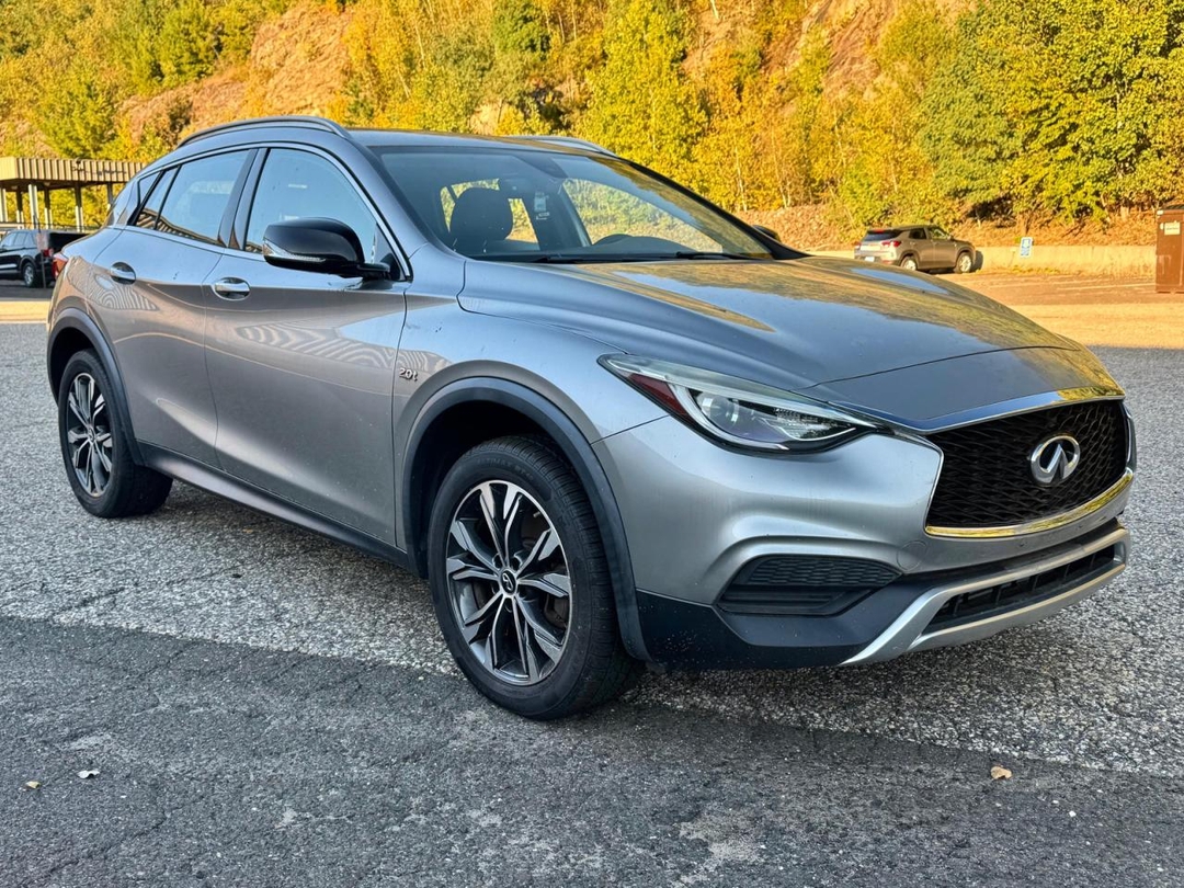 Vue de 2018 INFINITI QX30 LUXURY, angle 1