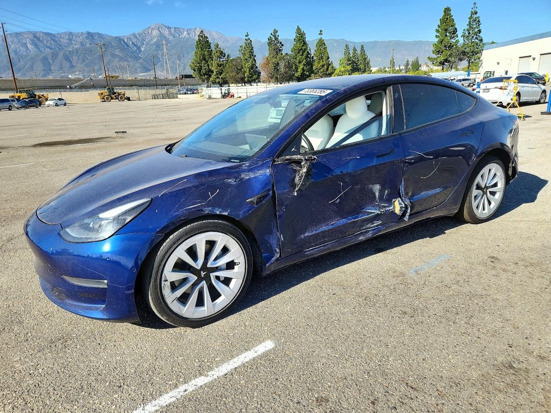 Vue de 2021 TESLA MODEL 3, angle 1