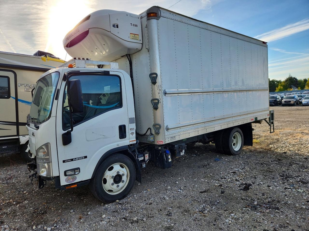 Vue de 2022 ISUZU NRR REFRIGERATED BOX TRUCK, angle 1
