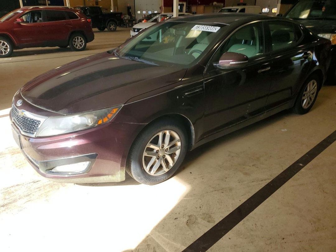 منظر 2013 KIA OPTIMA LX، زاوية 1