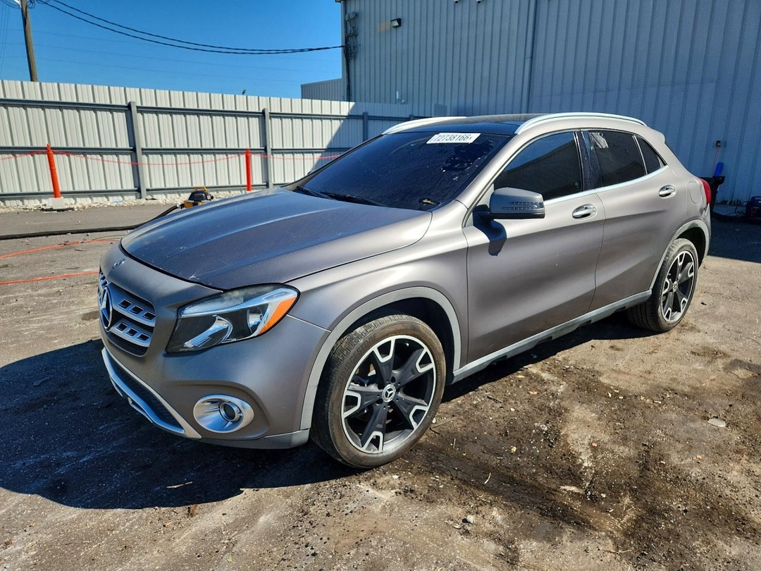 Vue de 2018 MERCEDES-BENZ GLA 250, angle 1