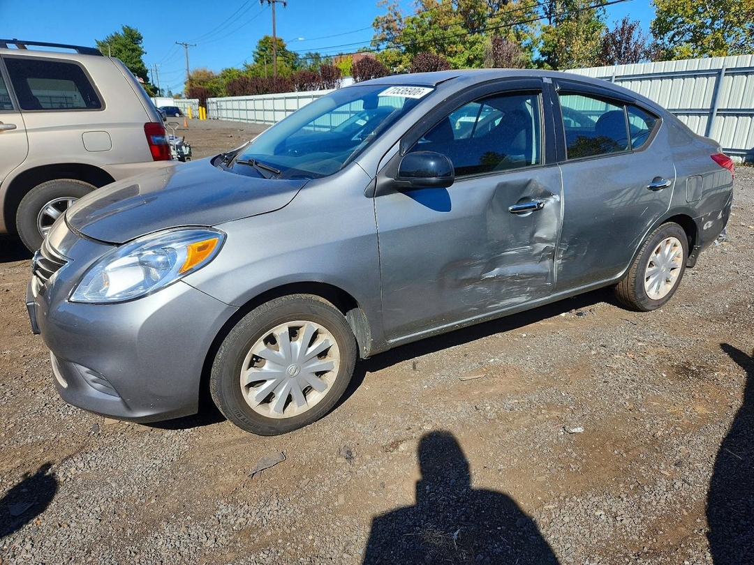 Вид 2012 NISSAN VERSA 1.6 S, угол 1