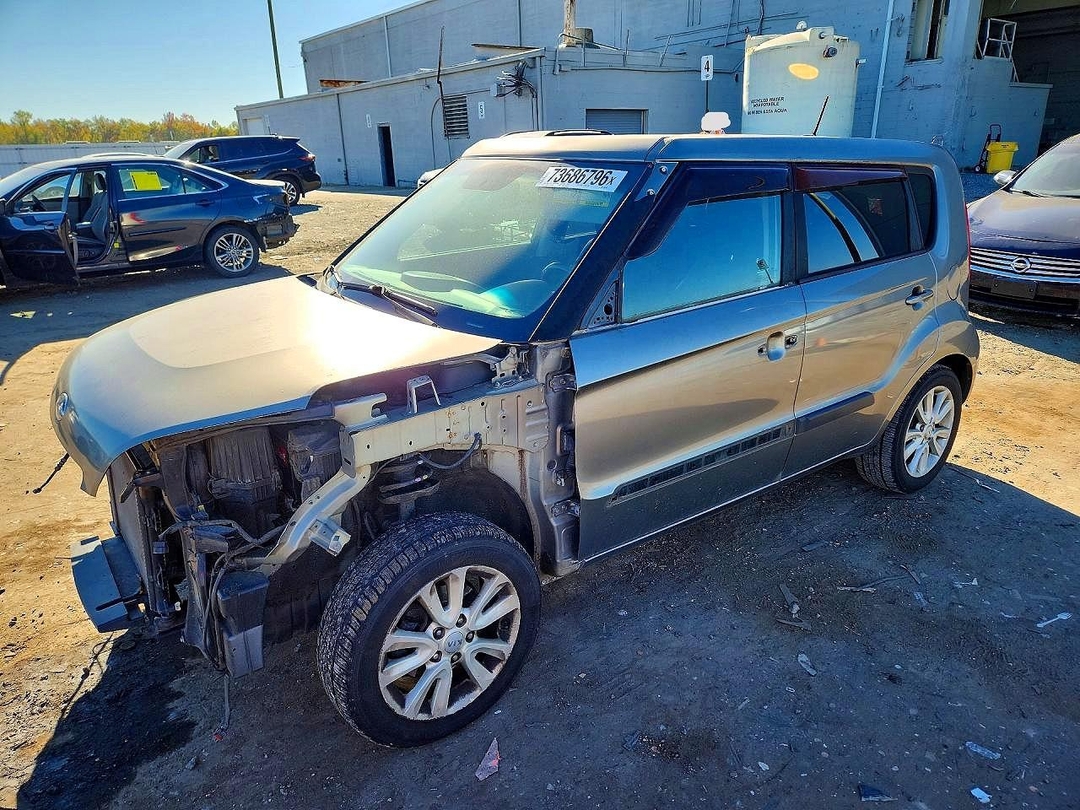 Vue de 2013 KIA SOUL +, angle 1