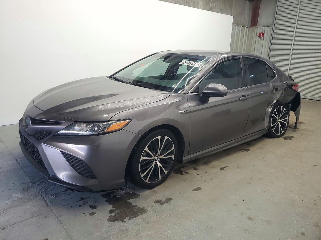 Вид 2018 TOYOTA CAMRY HYBRID SE, угол 1