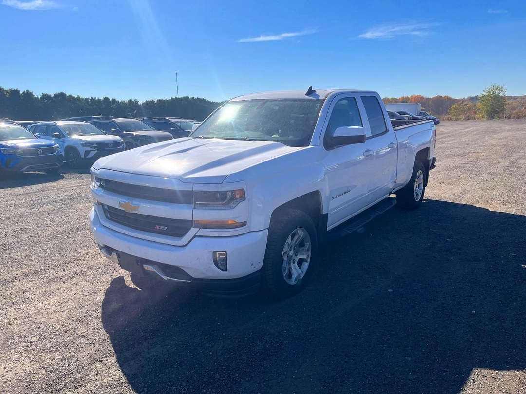Vue de 2018 CHEVROLET SILVERADO K1500 LT, angle 1