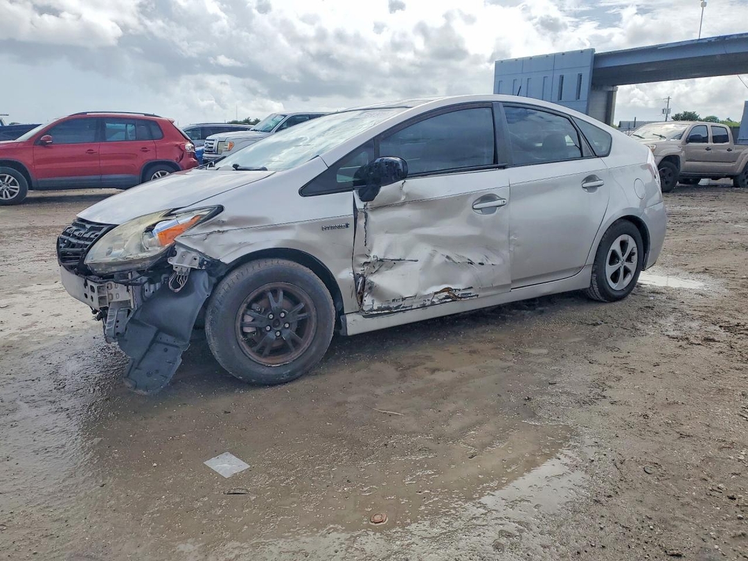 Вид 2013 TOYOTA PRIUS THREE, угол 1