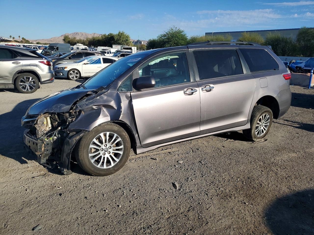Vue de 2019 TOYOTA SIENNA XLE 8-PASSENGER, angle 1