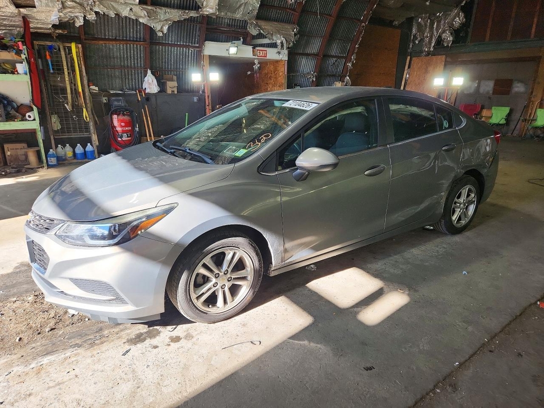 Вид 2018 CHEVROLET CRUZE LT, угол 1