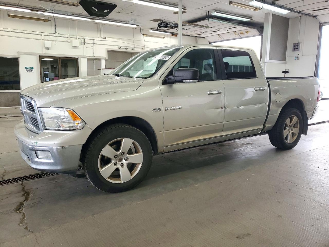 Vue de 2010 DODGE RAM 1500, angle 1
