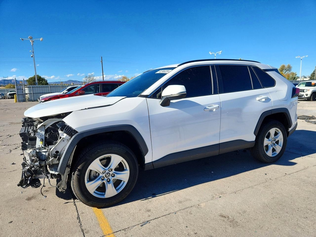 Вид 2019 TOYOTA RAV4 XLE, угол 1