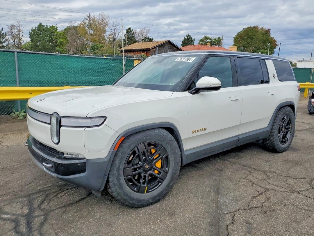 Vista de 2023 RIVIAN R1S ADVENTURE, ángulo 1