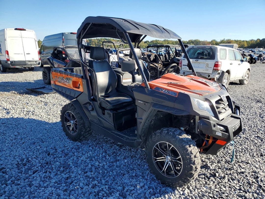 Vue de 2017 CFMOTO UFORCE 800 UTILITY VEHICLE, angle 1