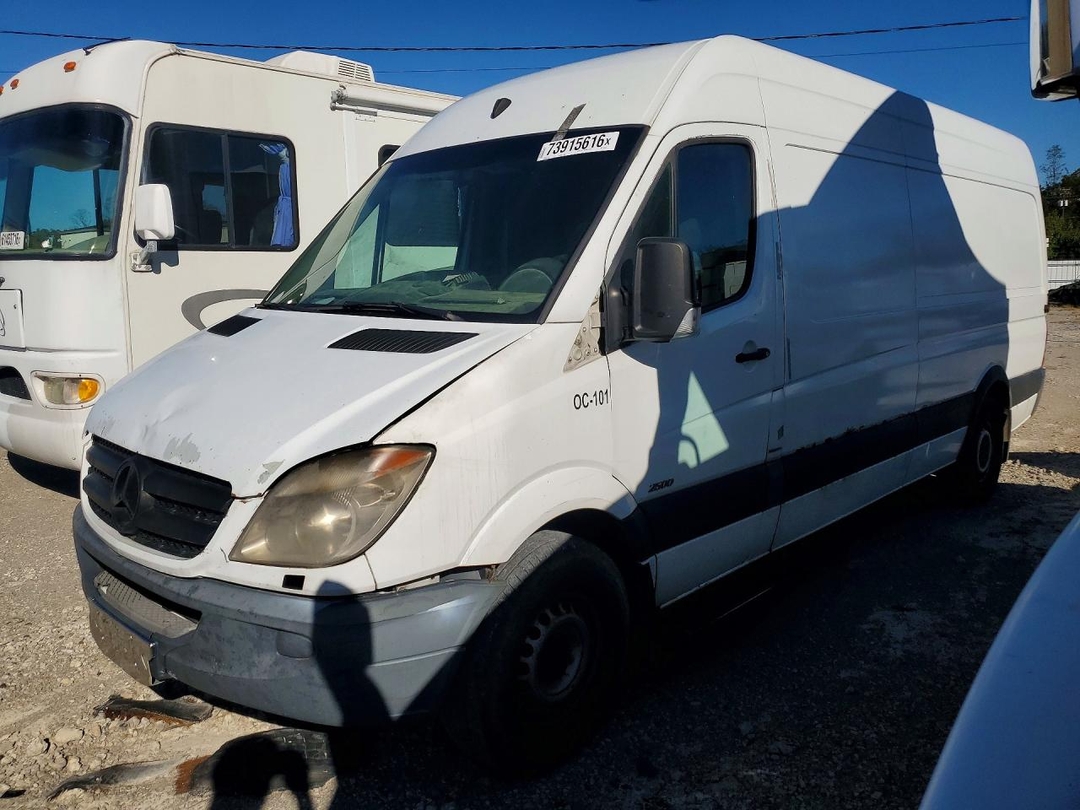 Vue de 2011 MERCEDES-BENZ SPRINTER 2500 DELIVERY VAN, angle 1