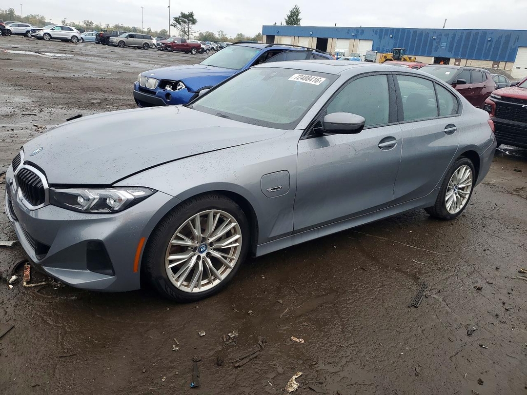 Вид 2023 BMW 330XE, угол 1