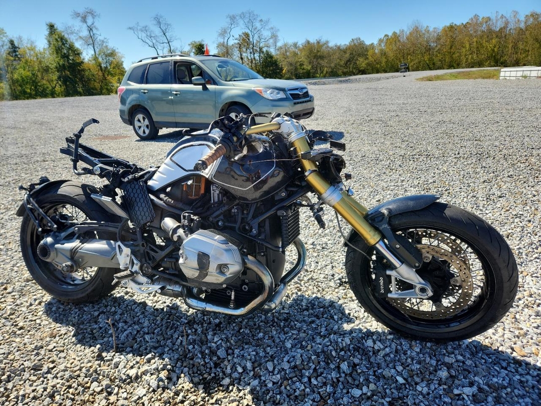 Vista de 2016 BMW R NINE T, ángulo 1