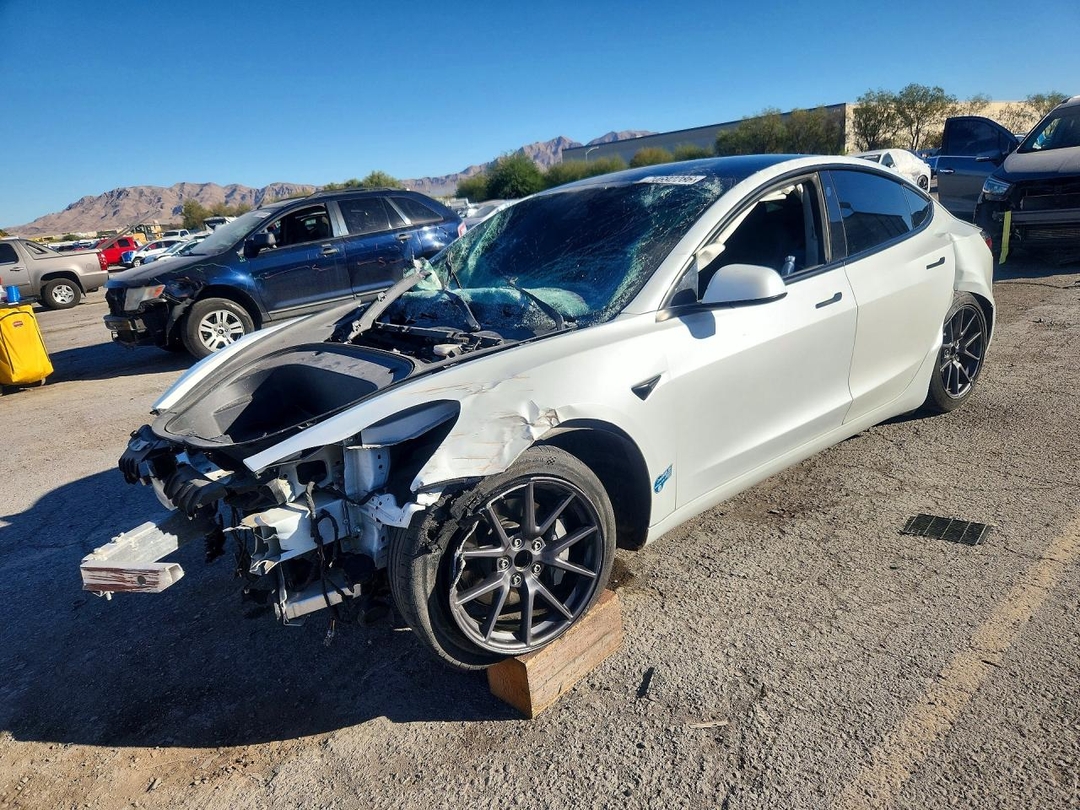 Vue de 2021 TESLA MODEL 3, angle 1