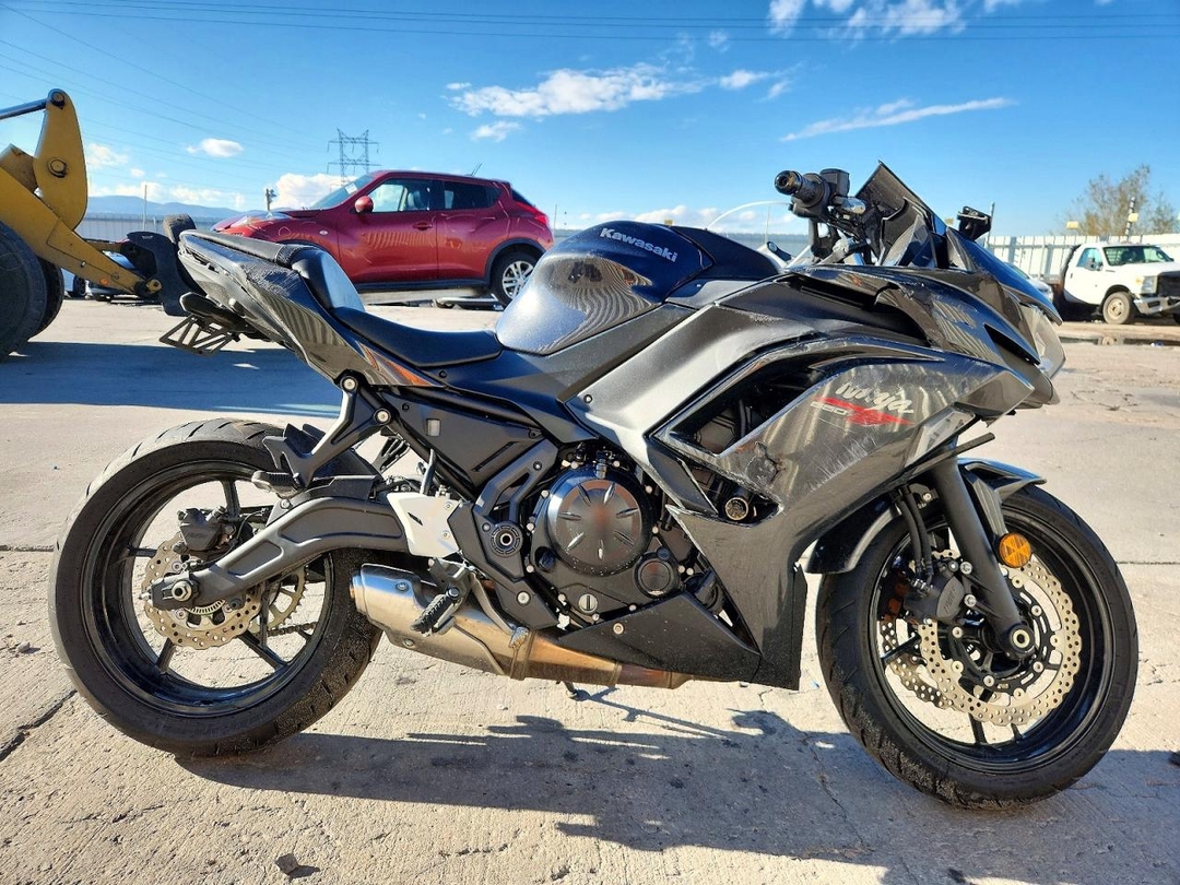 Vue de 2026 KAWASAKI EX650 R, angle 1