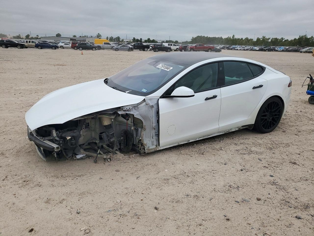 Вид 2021 TESLA MODEL S, угол 1