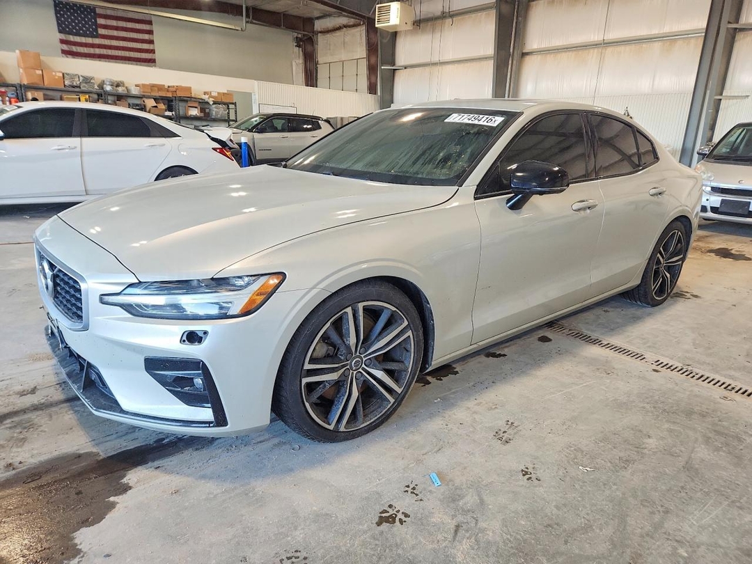 Vista de 2019 VOLVO S60 T6 R-DESIGN, ángulo 1