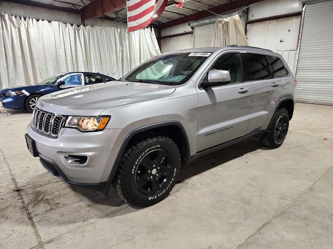 Vista de 2017 JEEP GRAND CHEROKEE LAREDO, ángulo 1