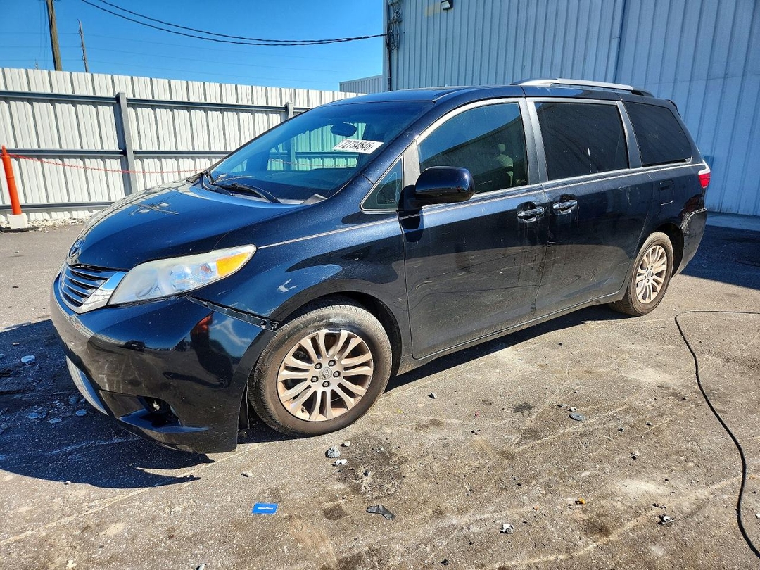 منظر 2016 TOYOTA SIENNA XLE PREMIUM 8-PASSENGER، زاوية 1