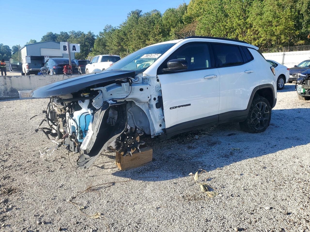 Vue de 2025 JEEP COMPASS LATITUDE, angle 1