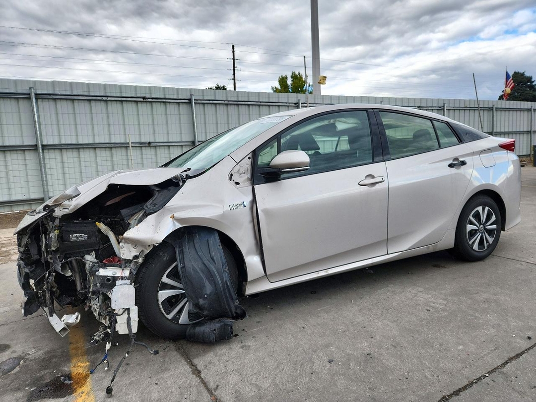 Vue de 2017 TOYOTA PRIUS PRIME PREMIUM, angle 1