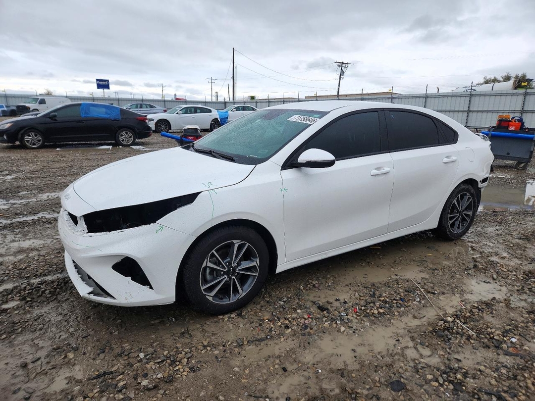 Vista de 2024 KIA FORTE LXS, ángulo 1