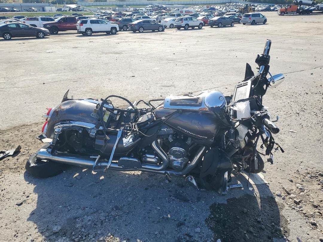 Vista de 2014 HARLEY-DAVIDSON FLHTK ELECTRA GLIDE ULTRA LIMITED, ángulo 1