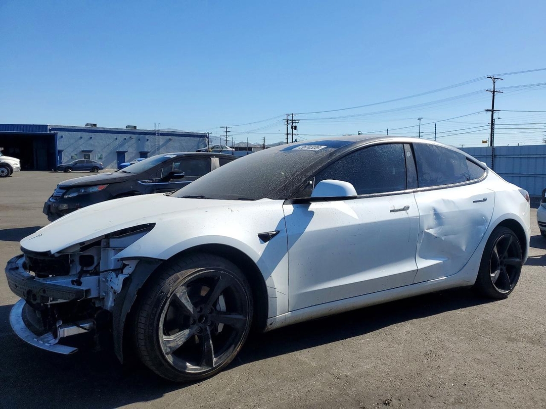 Вид 2022 TESLA MODEL 3, угол 1