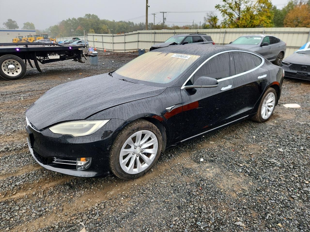 Вид 2017 TESLA MODEL S, угол 1