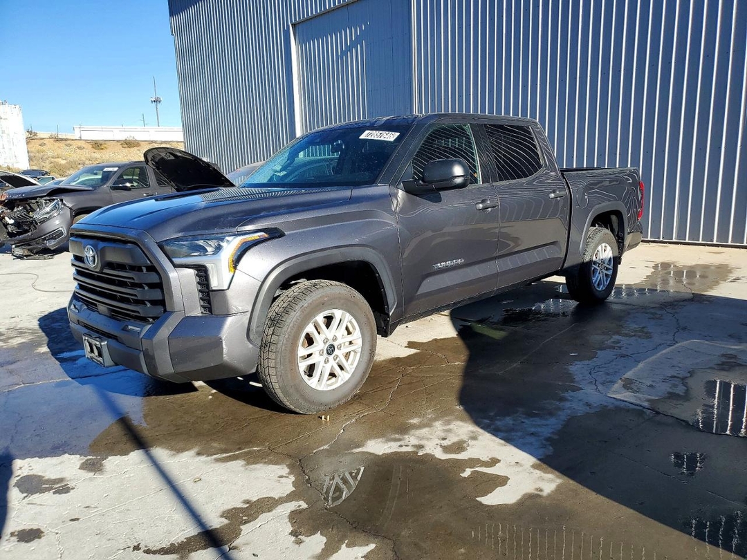 Вид 2023 TOYOTA TUNDRA SR5, угол 1