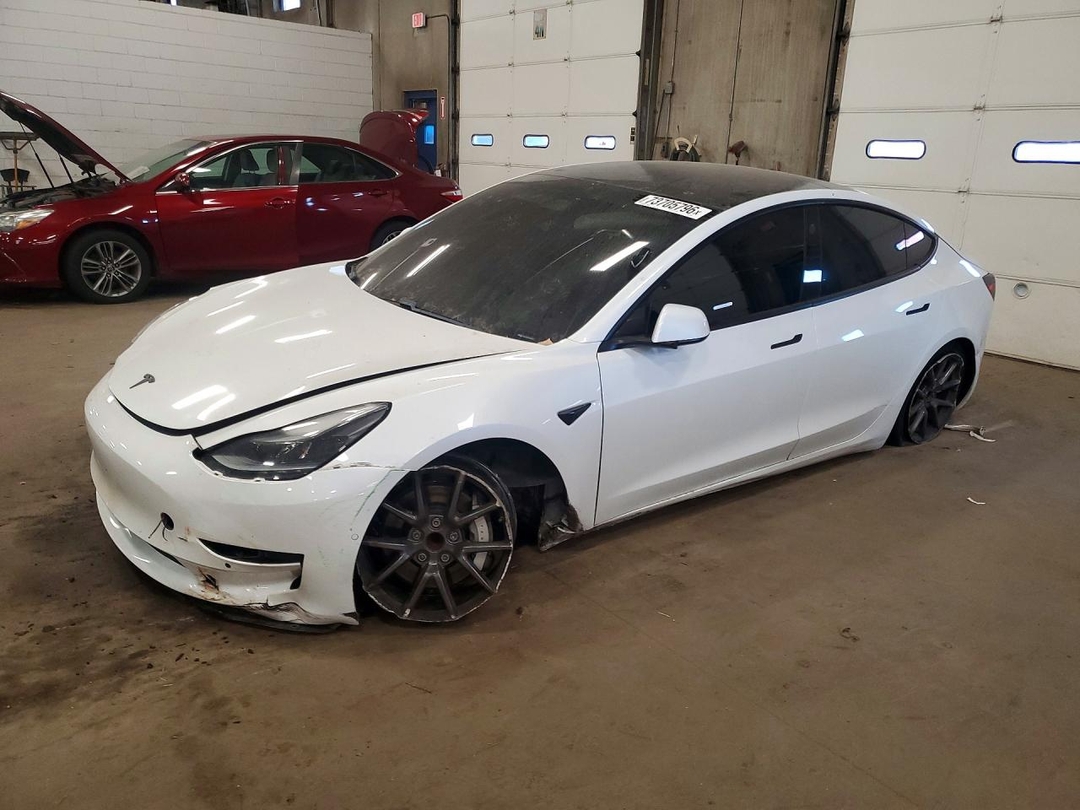 Vue de 2021 TESLA MODEL 3, angle 1