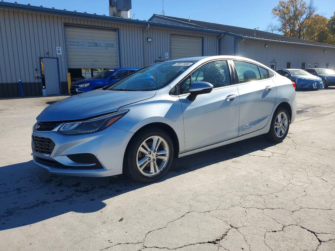 Vue de 2017 CHEVROLET CRUZE LT, angle 1