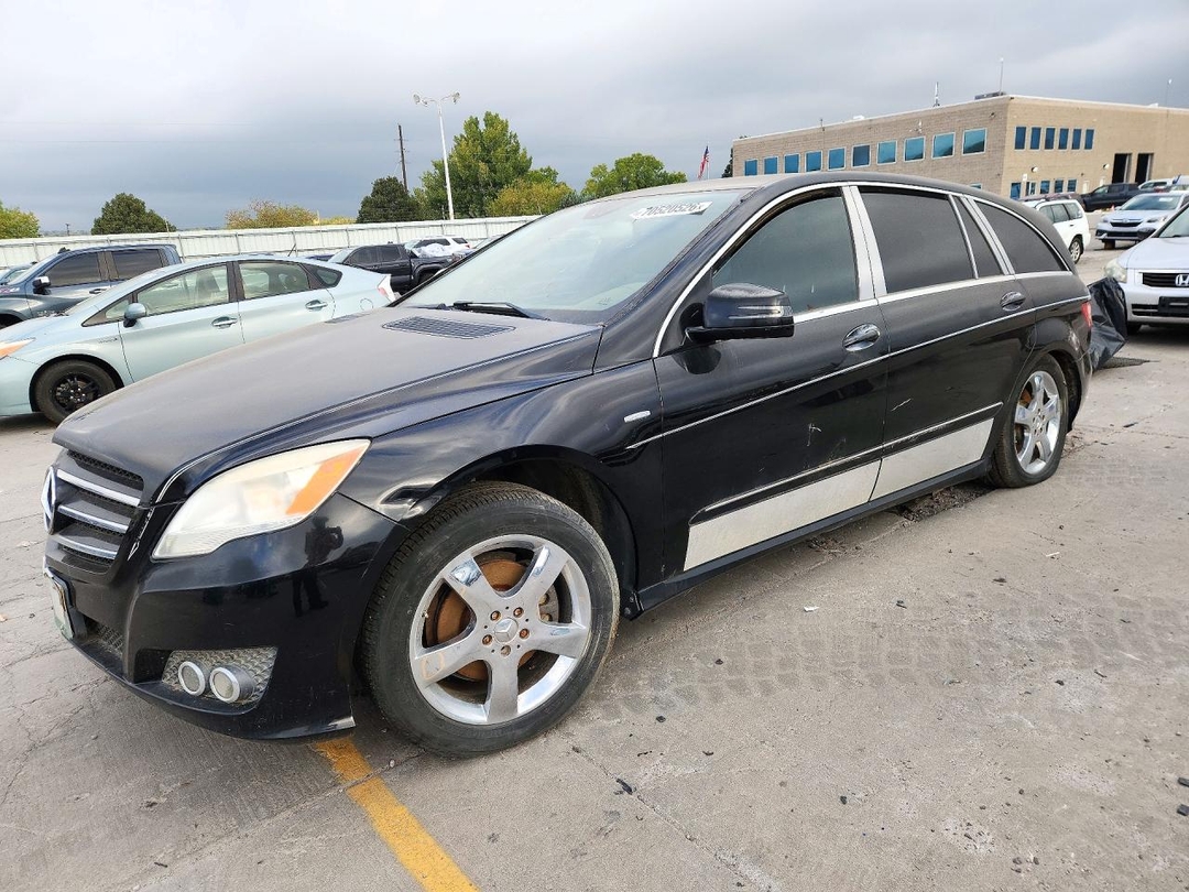 Vue de 2011 MERCEDES-BENZ R 350 BLUETEC, angle 1