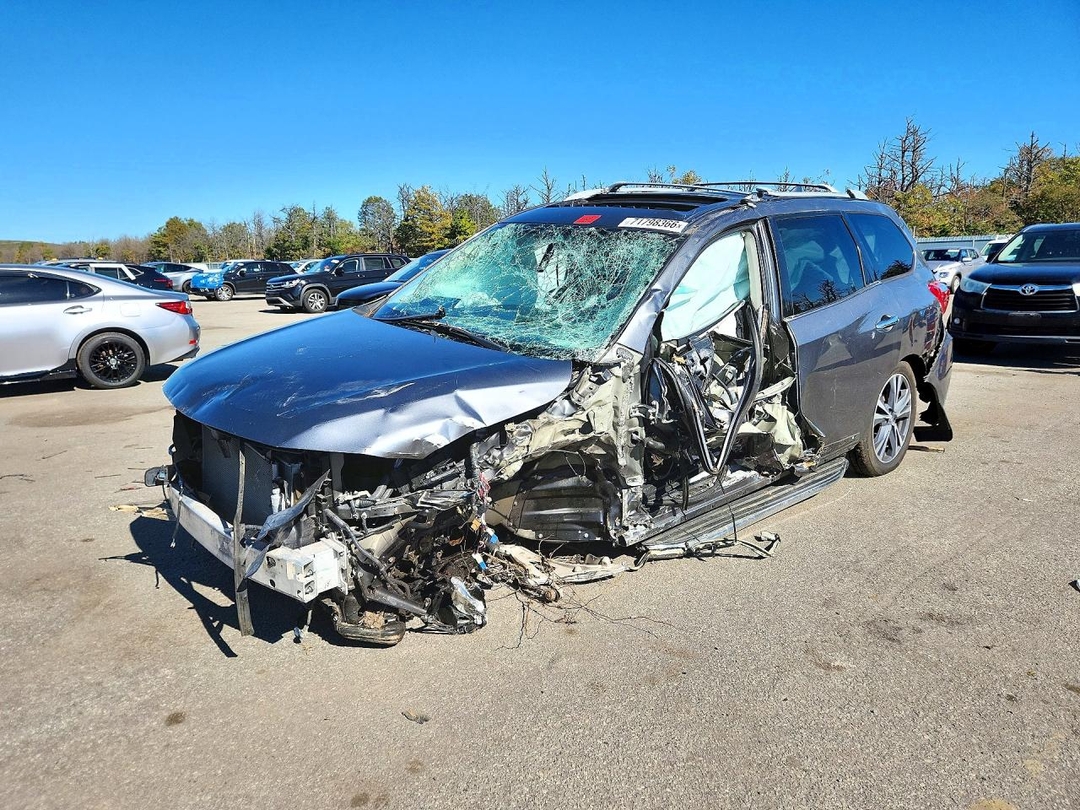 Вид 2019 NISSAN PATHFINDER PLATINUM, угол 1