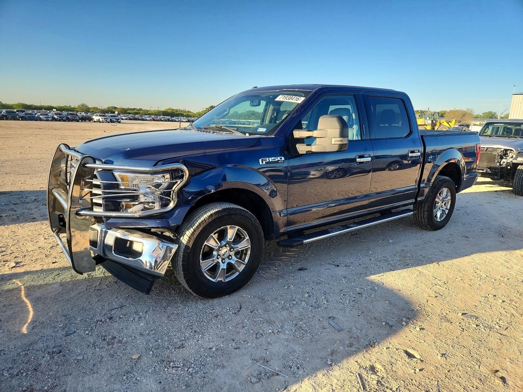 Vista de 2017 FORD F150 SUPERCREW, ángulo 1