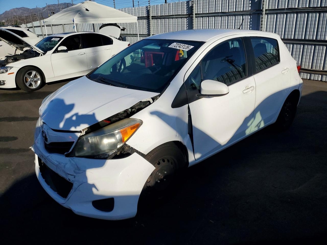 منظر 2014 TOYOTA YARIS 5-DOOR LE، زاوية 1