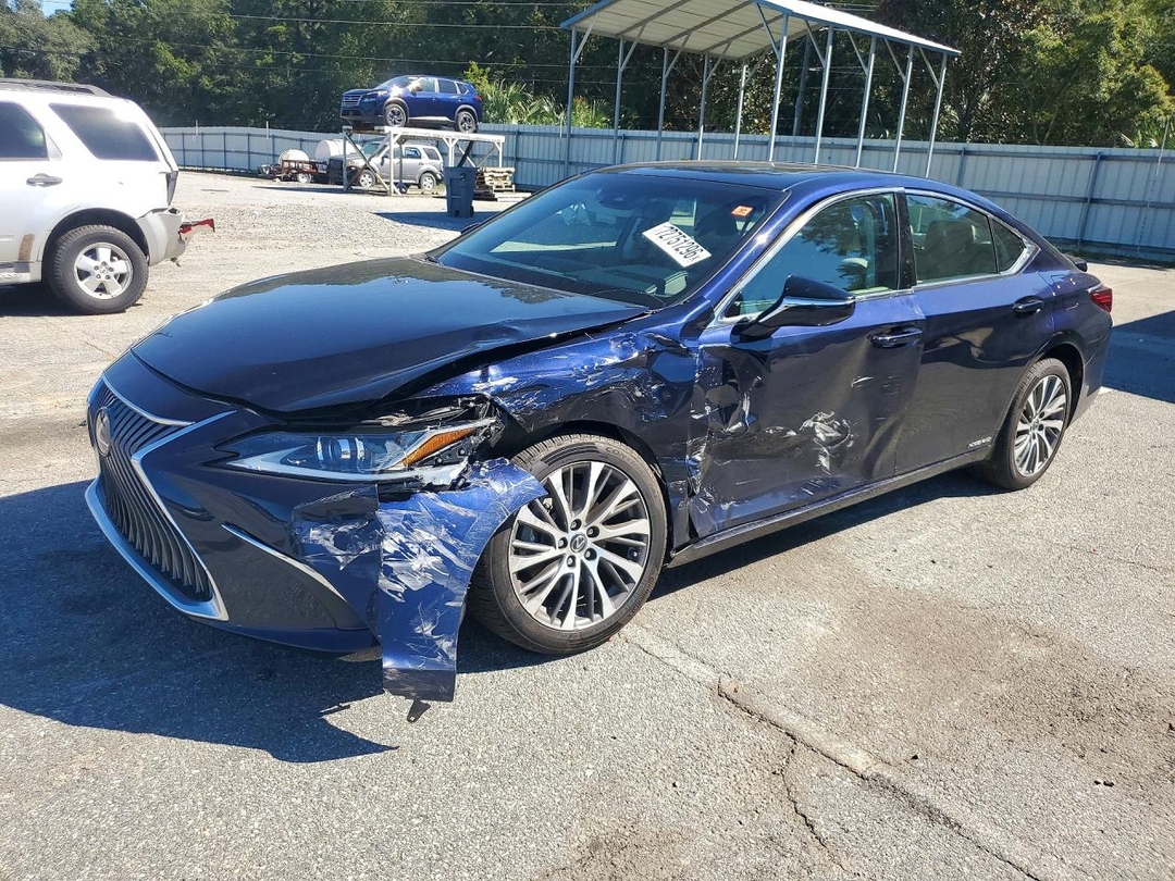 Vue de 2021 LEXUS ES 300H, angle 1