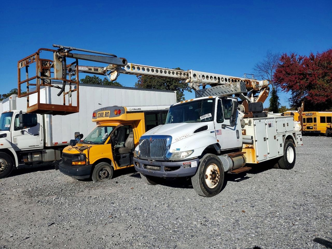 Vue de 2013 INTERNATIONAL 4300 CABLE PLACER BUCKET TRUCK, angle 1