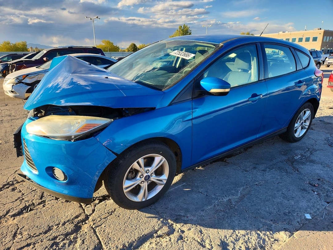 Vue de 2014 FORD FOCUS SE, angle 1