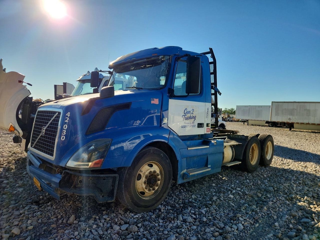 Вид 2016 VOLVO VNL SEMI TRUCK, угол 1