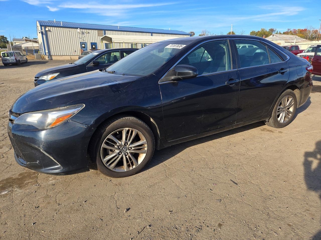Вид 2017 TOYOTA CAMRY SE, угол 1
