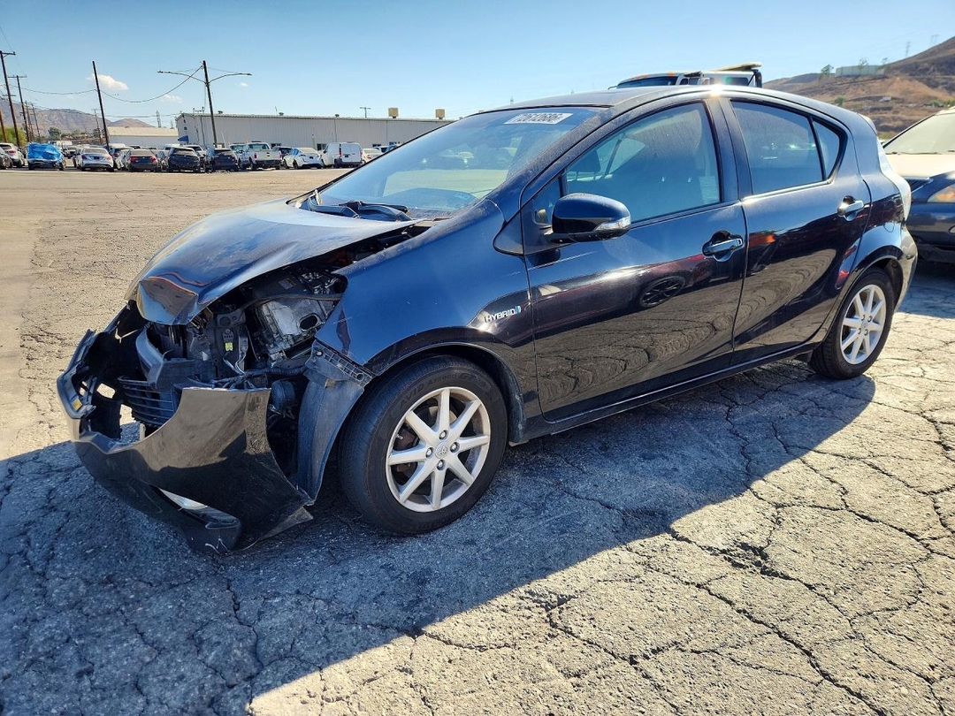 منظر 2012 TOYOTA PRIUS C THREE، زاوية 1