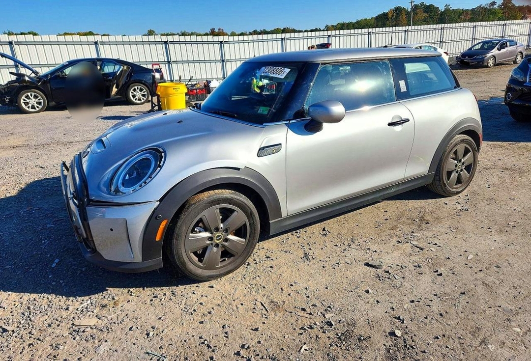 Vue de 2024 MINI COOPER SE, angle 1