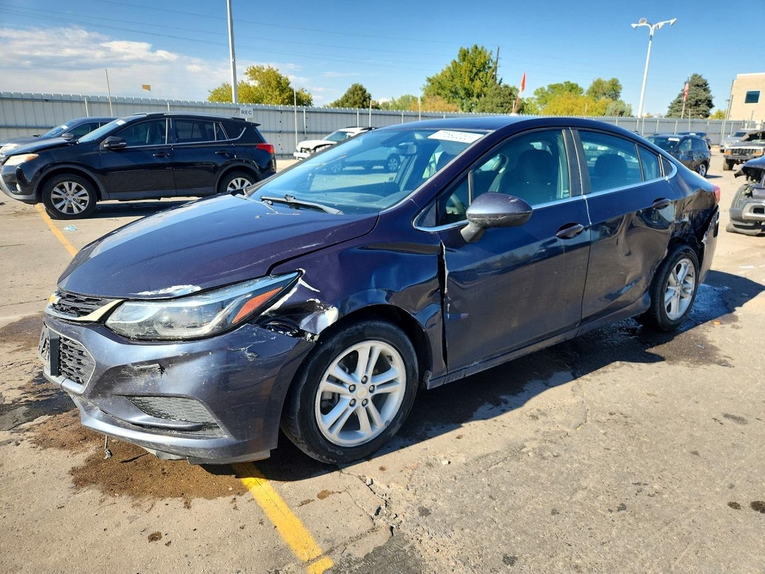 Vue de 2016 CHEVROLET CRUZE LT, angle 1