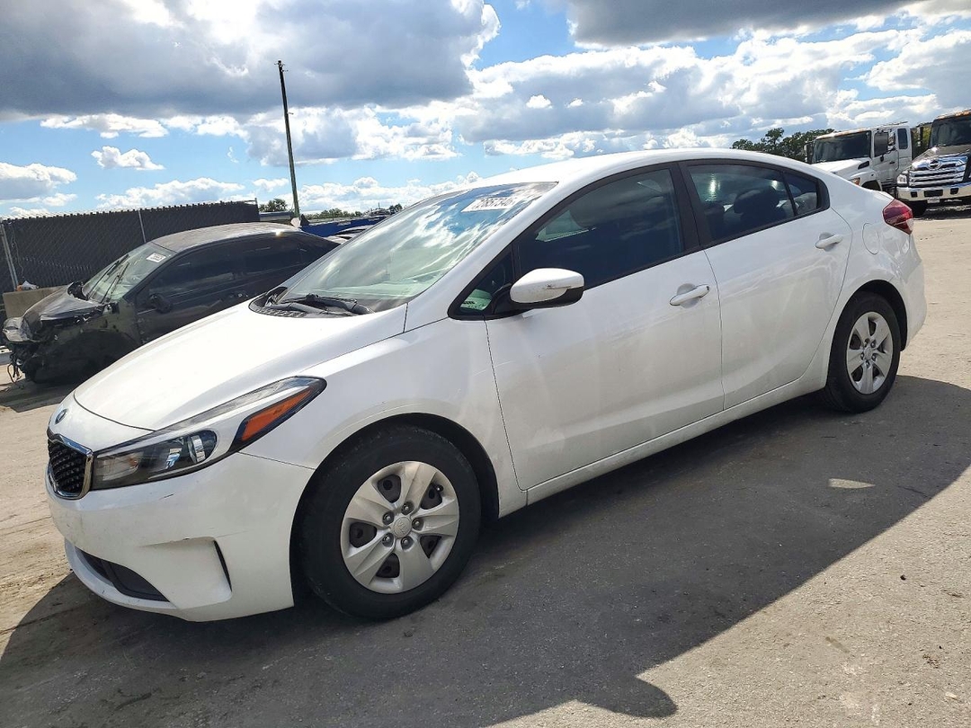 Vue de 2017 KIA FORTE LX, angle 1