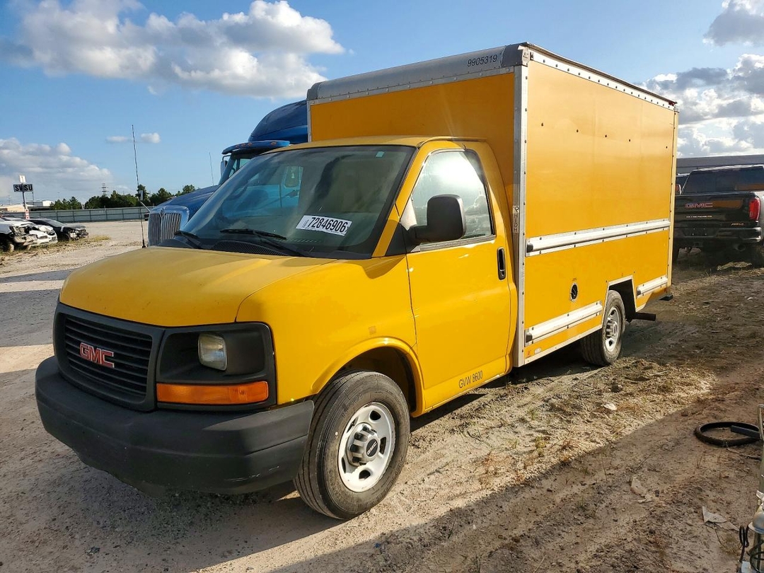 Vue de 2011 GMC SAVANA BOX TRUCK, angle 1